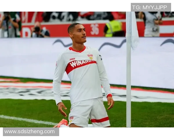 解约足球明星引发热议球迷们对他未来的去向充满期待